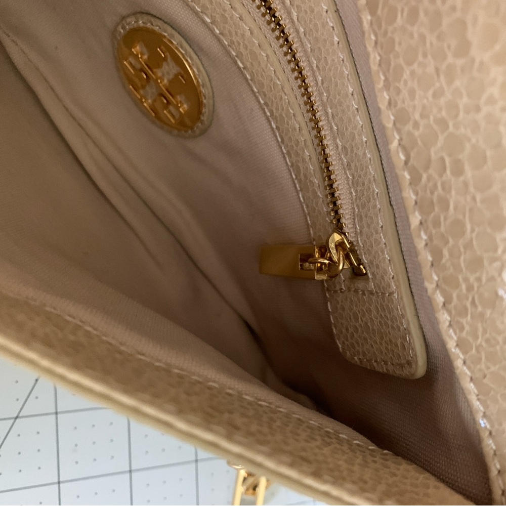 NWOT Tory Burch Beige Shoulder Bag with Gold Chain - Picture 10 of 12